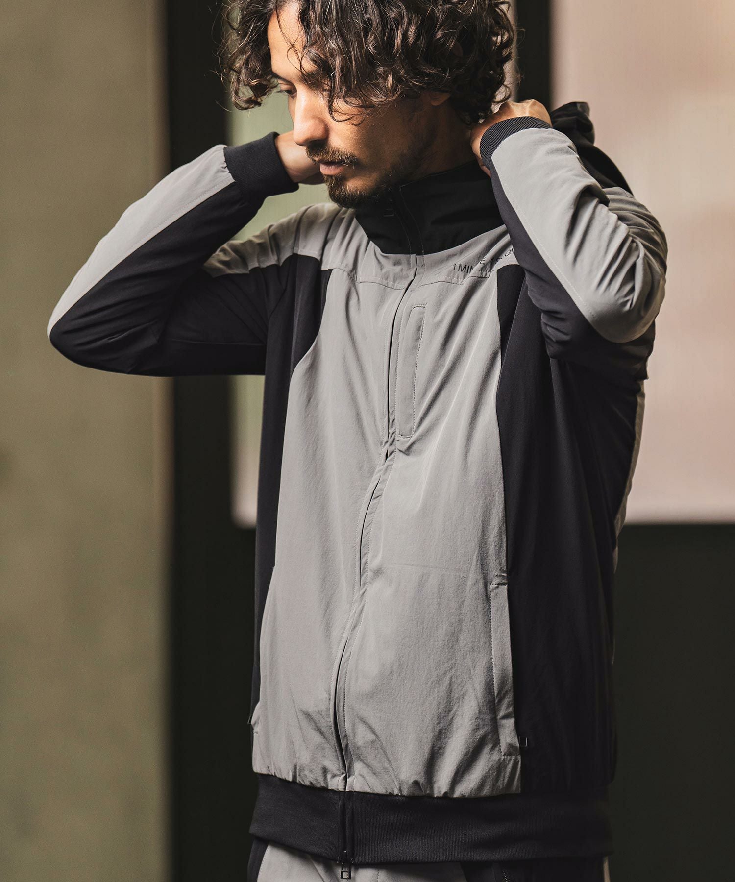 極美品⭐️ワンミニットワンセカンド　ストレッチナイロンフーテッドジャケット　L 50%OFF【1minute 1second(ワンミニットワンセカンド)】stretch nylon