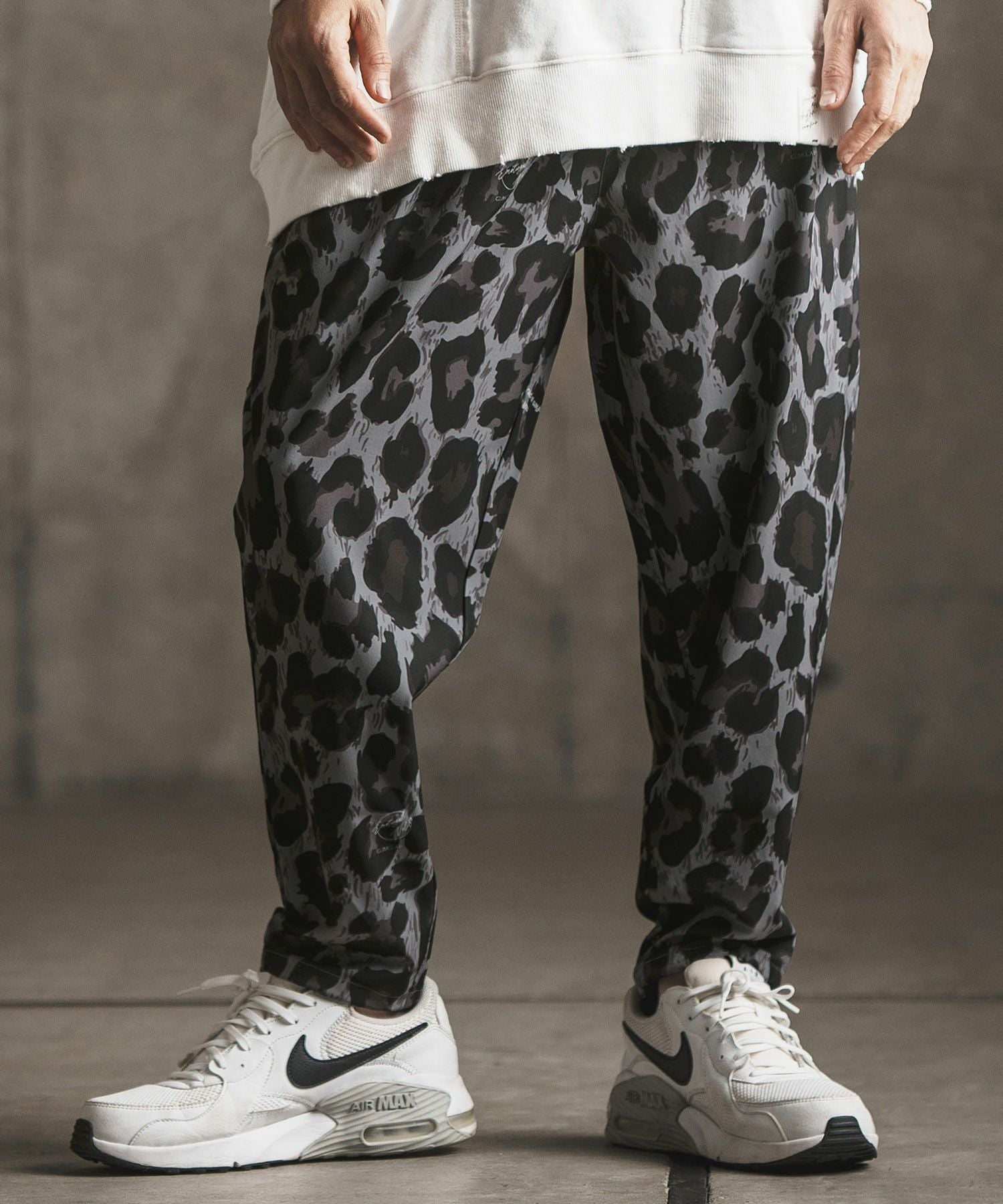 【GLIMCLAP】サルエルイージーパンツ/モノトーン総柄 30%OFF【GLIMCLAP(グリムクラップ)】 Leopard pattern easy pants