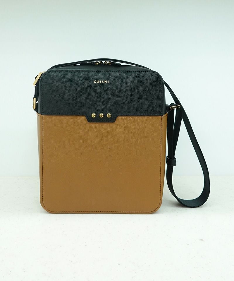 CULLNI(クルニ)】Square leather shoulder bag レザーショルダーバッグ