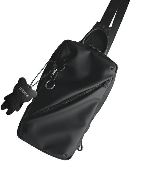 【日本製】DECADE ボディバッグ カモフラ ブラック レザー ナイロン DECADE（ディケイド）の「迷彩ナイロンxレザー・バックパック DECADE