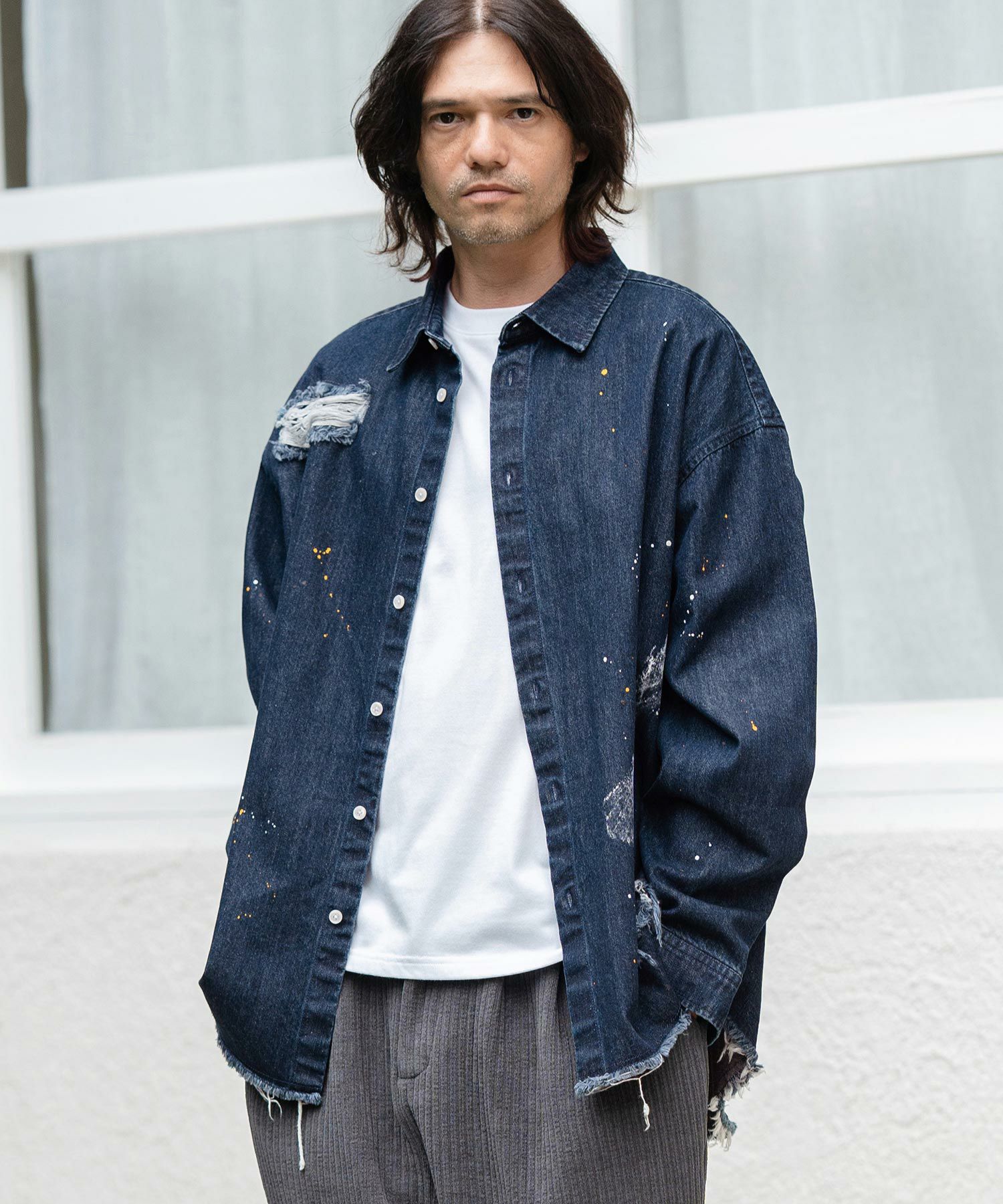 デニムパンツandシャツ ワイドデニムにシャンブレーシャツを合わせたマニッシュコーデ。アクセ