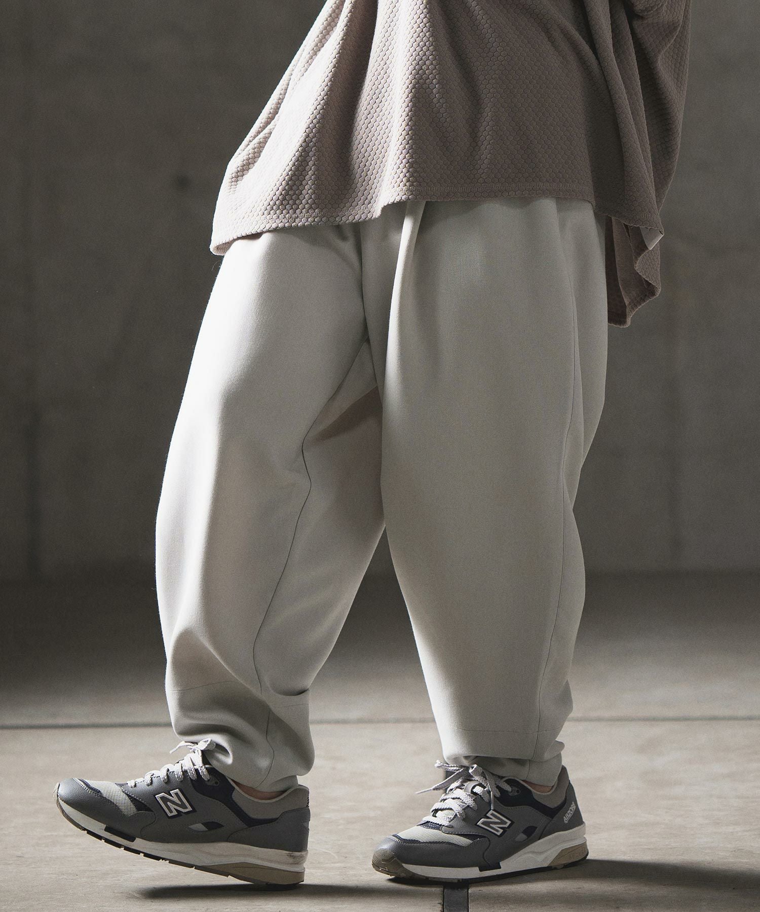 GLIM CLAP Raised & elastic fabricバルーンパンツ GLIMCLAP(グリムクラップ)】Color scheme design & balloon silhouette