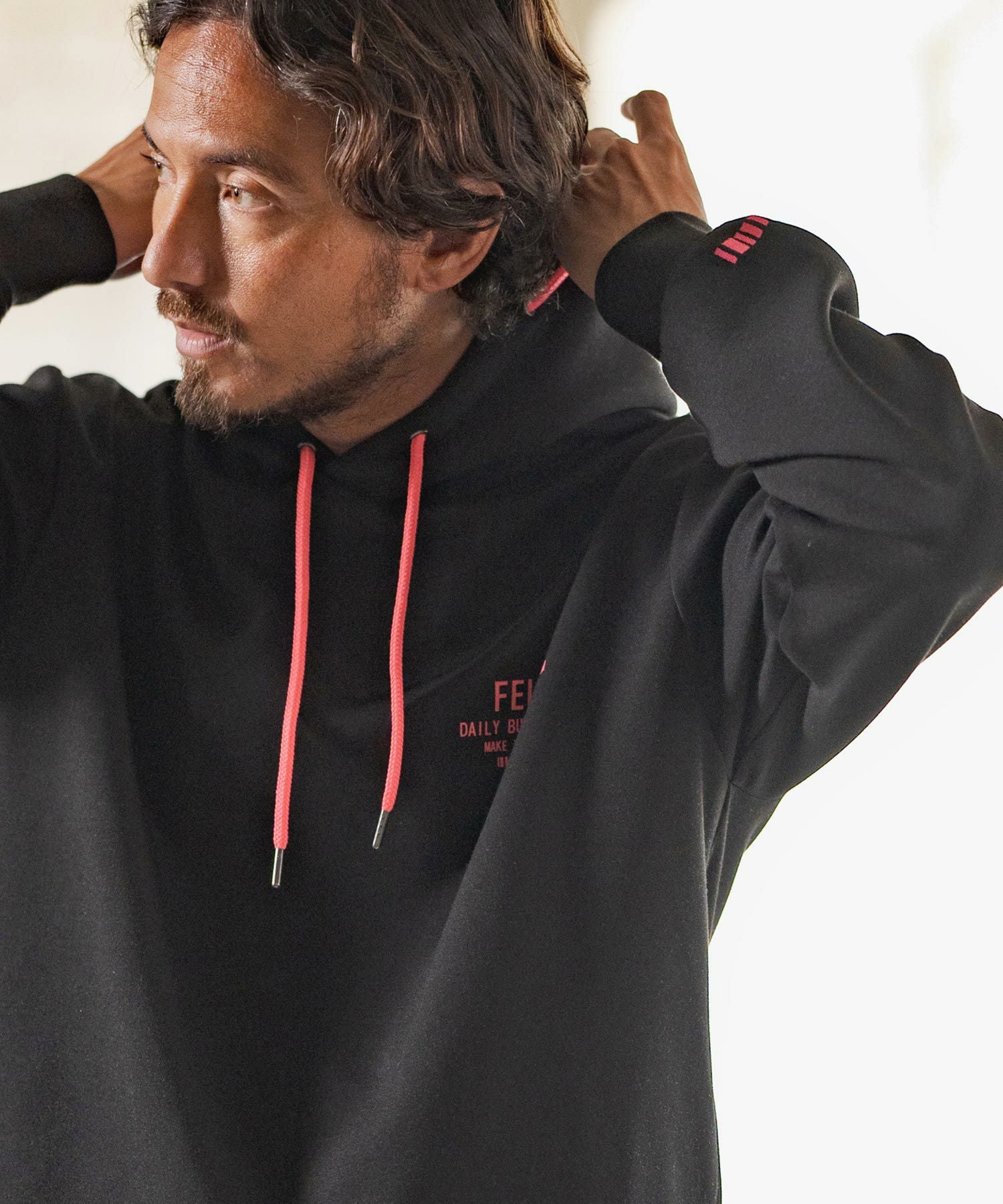 定価13万✨未使用 フォクシー ケーブルパーカー ロゴ 23年完売品 ブラック 30%OFF【felkod(フィルコッド)】Neon Logo Print Cardboard Parka