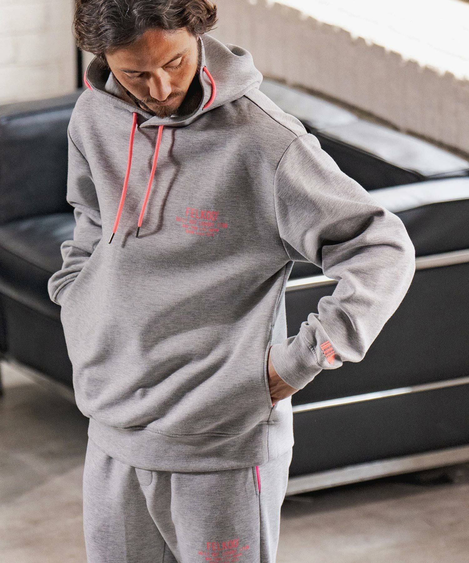 30%OFF【felkod(フィルコッド)】Neon Logo Print Cardboard Parka
