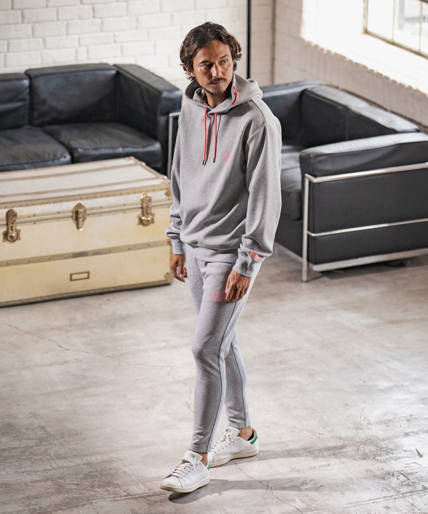 30%OFF【felkod(フィルコッド)】Neon Logo Print Cardboard Parka