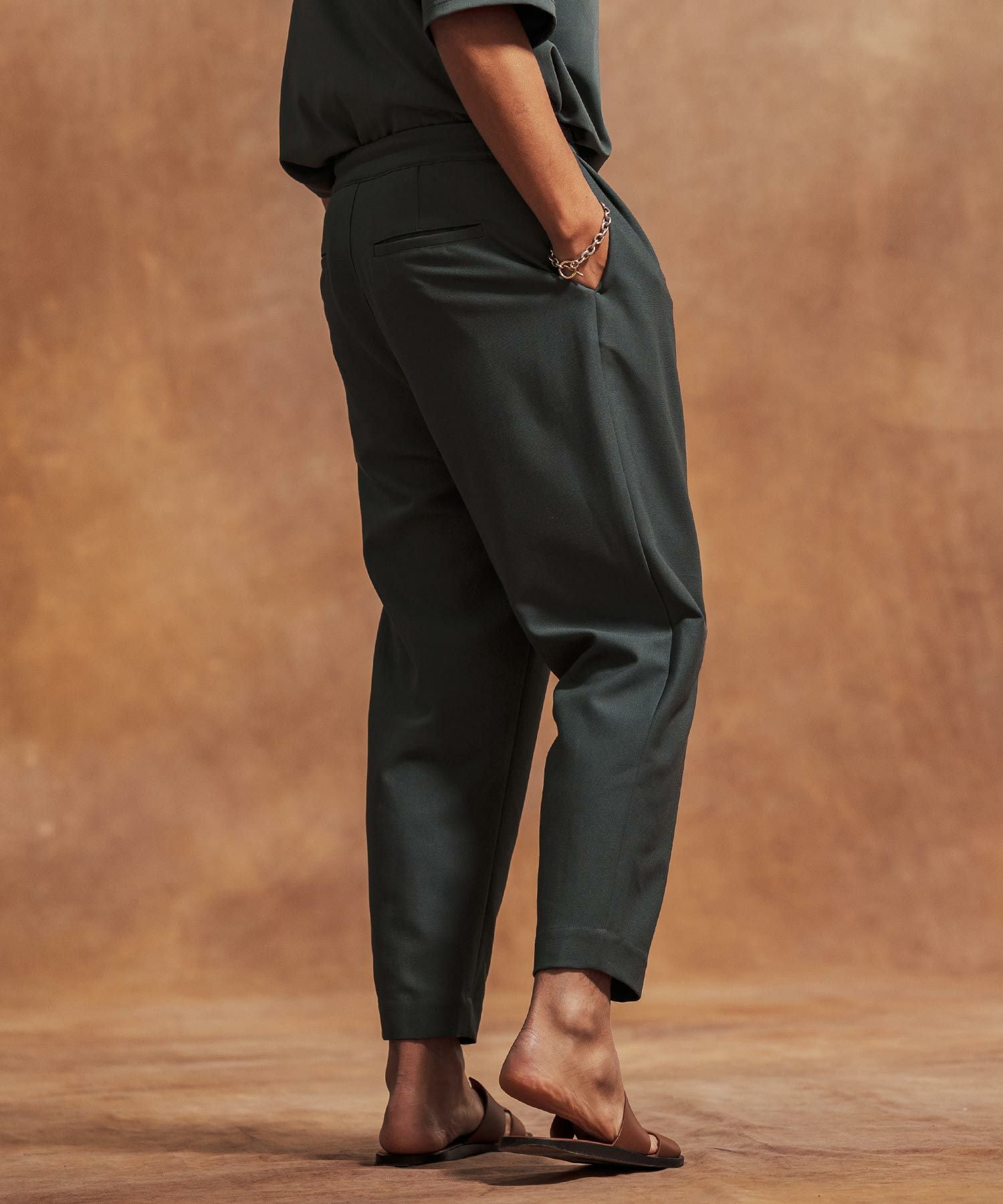 30%OFF【Jih Nunc(ジーヌンク)】ストレッチタックテーパードパンツ(JIH