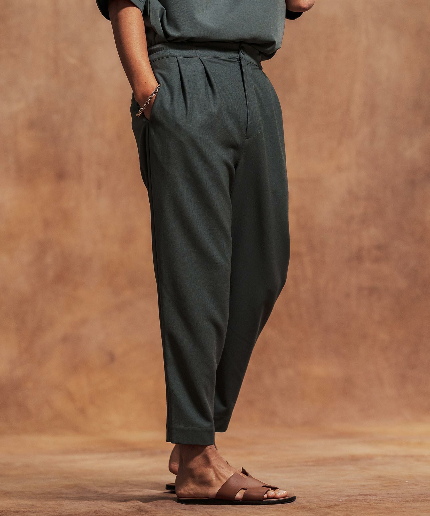 Jih Nunc(ジーヌンク)】ストレッチタックテーパードパンツ(JIH-R1085 Jih Nunc(ジーヌンク)】ストレッチタックテーパードパンツ(JIH-R1085