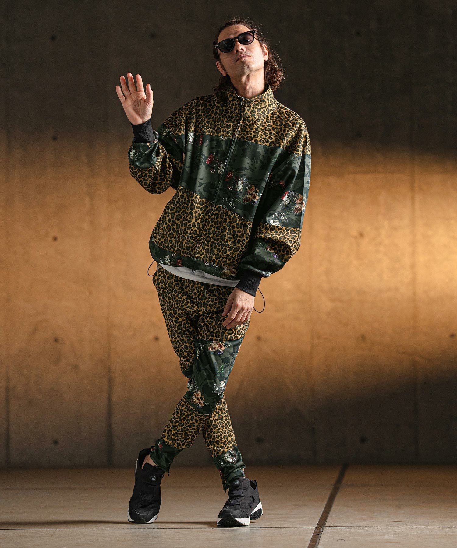 グリムクラップ GLIMCLAP 総柄パンツ 30%OFF【GLIMCLAP(グリムクラップ)】Tight fit track pants-Ver. color