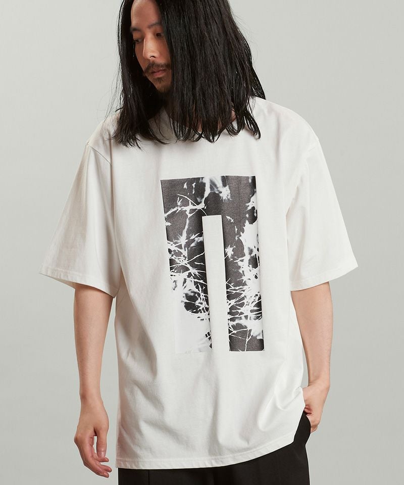 20%OFF【NO ID.(ノーアイディー)】ｸﾞﾗﾌｨｯｸﾛｺﾞﾌﾟﾘﾝﾄBIG-T Tシャツ