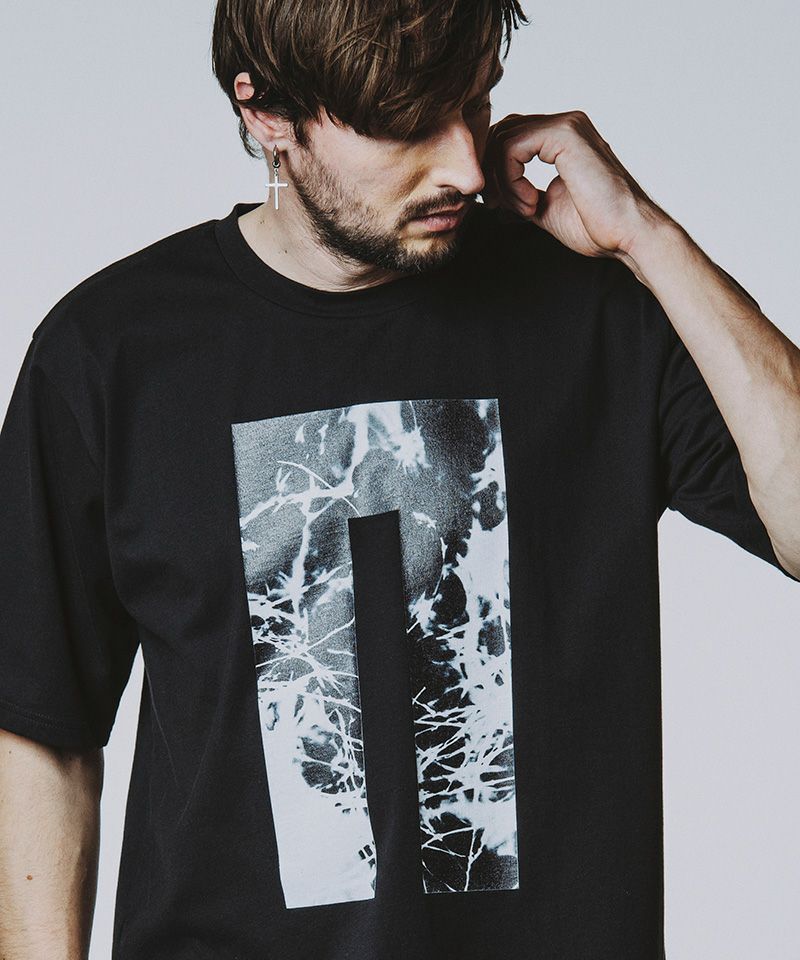 20%OFF【NO ID.(ノーアイディー)】ｸﾞﾗﾌｨｯｸﾛｺﾞﾌﾟﾘﾝﾄBIG-T Tシャツ