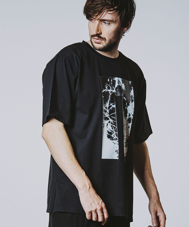 20%OFF【NO ID.(ノーアイディー)】ｸﾞﾗﾌｨｯｸﾛｺﾞﾌﾟﾘﾝﾄBIG-T Tシャツ