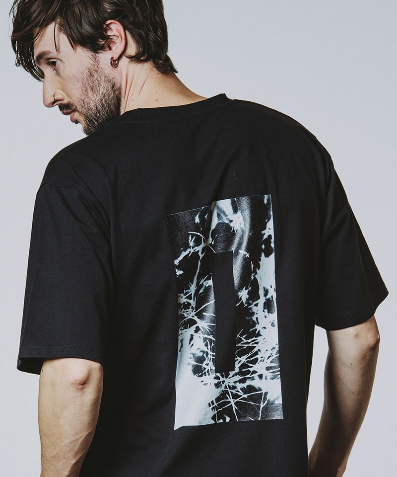 20%OFF【NO ID.(ノーアイディー)】ｸﾞﾗﾌｨｯｸﾛｺﾞﾌﾟﾘﾝﾄBIG-T Tシャツ