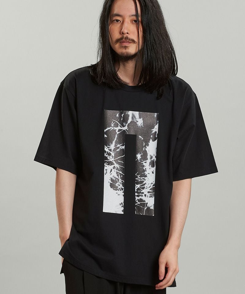 20%OFF【NO ID.(ノーアイディー)】ｸﾞﾗﾌｨｯｸﾛｺﾞﾌﾟﾘﾝﾄBIG-T Tシャツ