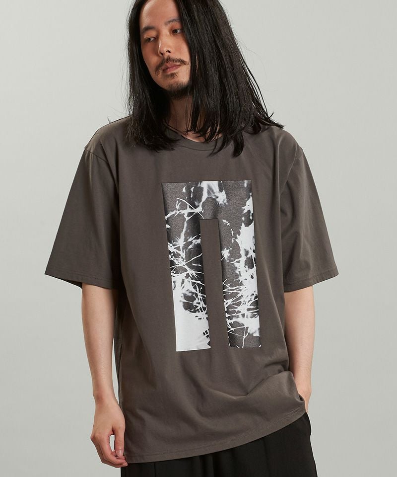 20%OFF【NO ID.(ノーアイディー)】ｸﾞﾗﾌｨｯｸﾛｺﾞﾌﾟﾘﾝﾄBIG-T Tシャツ