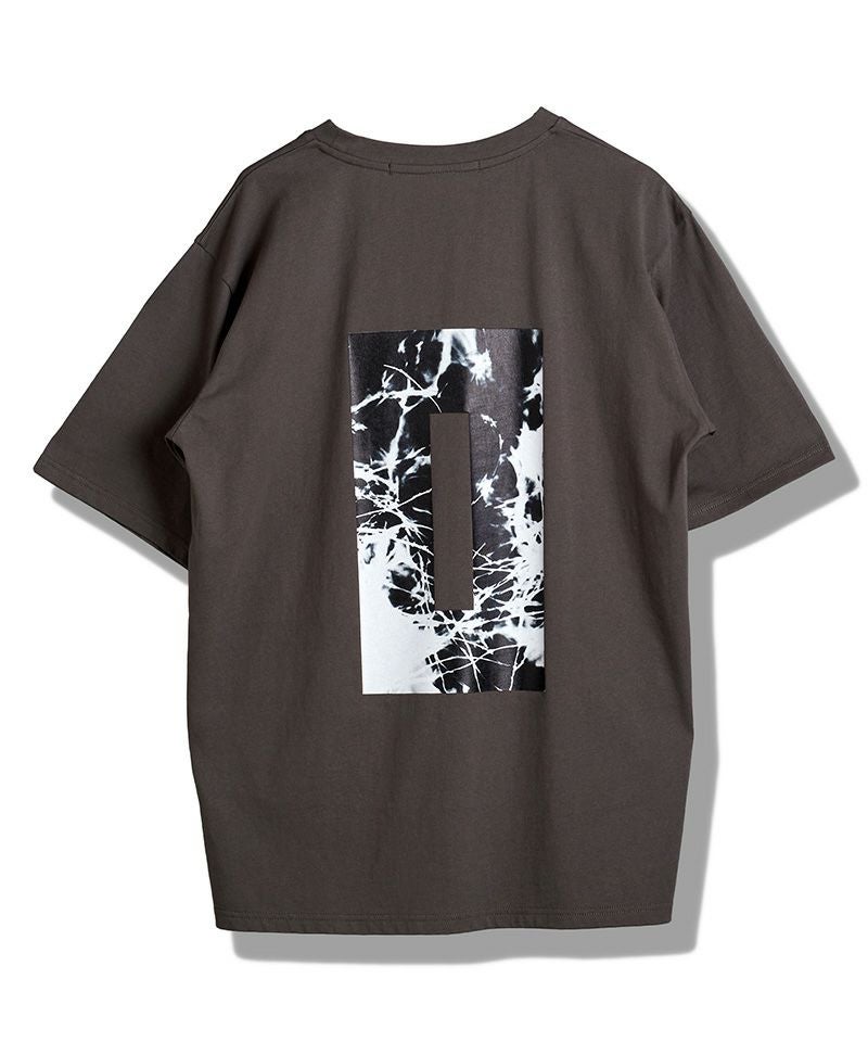 20%OFF【NO ID.(ノーアイディー)】ｸﾞﾗﾌｨｯｸﾛｺﾞﾌﾟﾘﾝﾄBIG-T Tシャツ