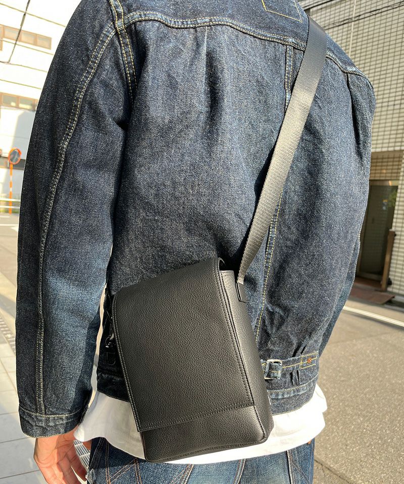 waku(ワク)】「KURO Series」 フラップ付き縦型ショルダー(WK-0099