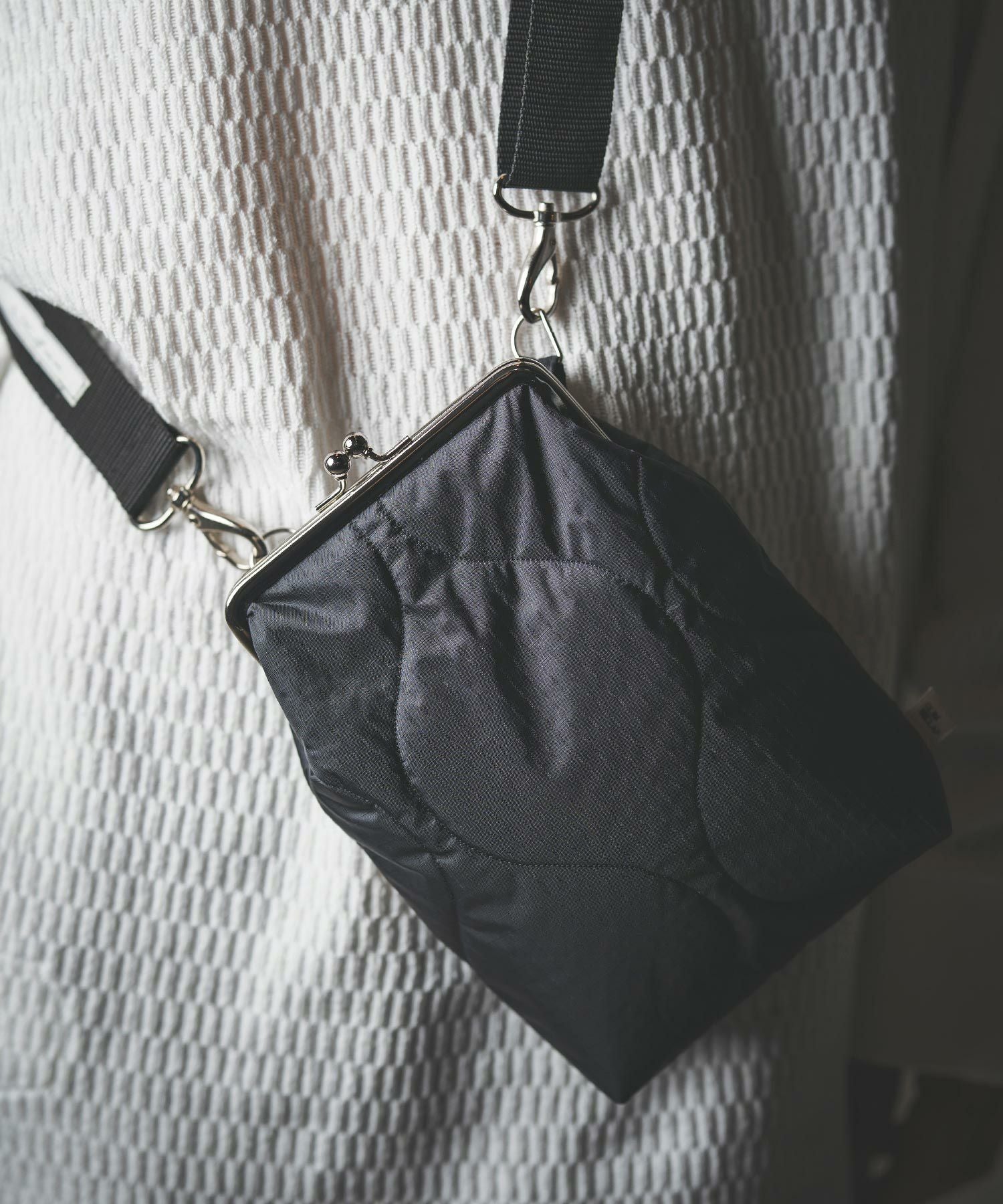 GLIMCLAP(グリムクラップ)】Clasp design mini bag-Wave quilt fabric