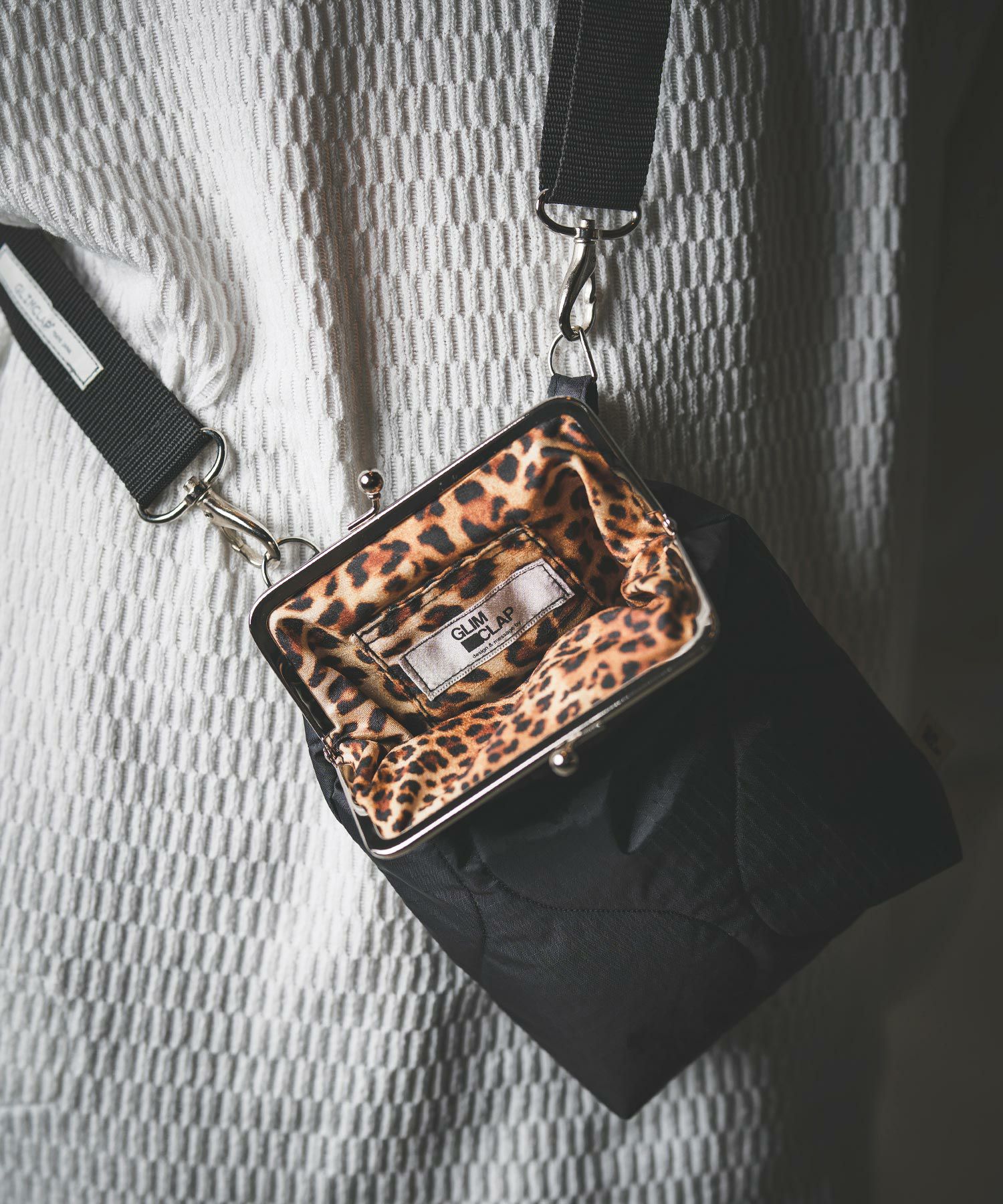 GLIMCLAP(グリムクラップ)】Clasp design mini bag-Wave quilt fabric