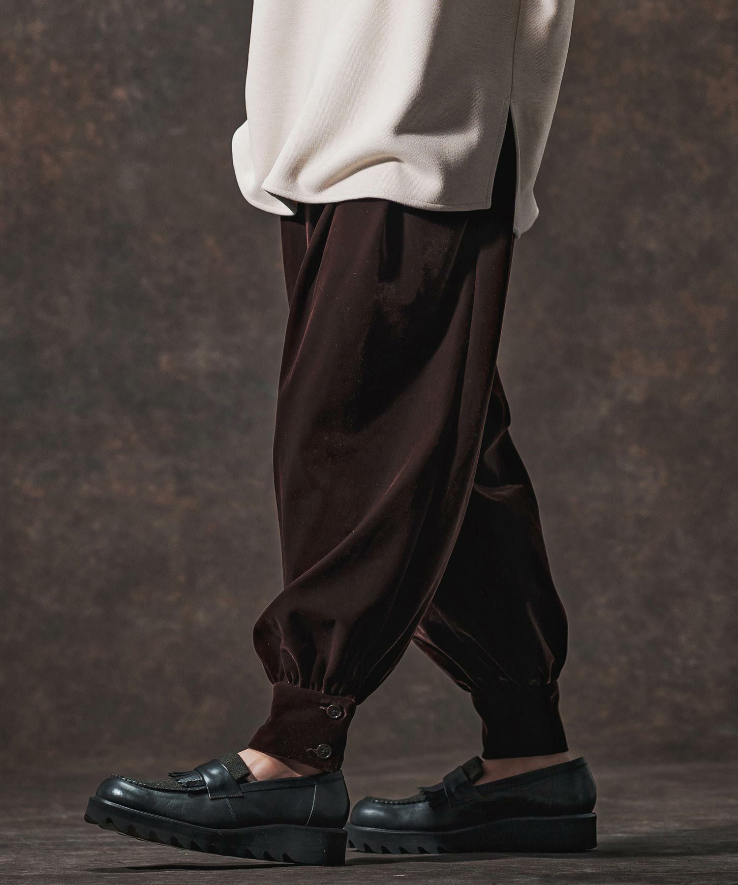 Jih Nunc(ジーヌンク)】裾ボタンタックテーパードベルベットパンツ(JIH