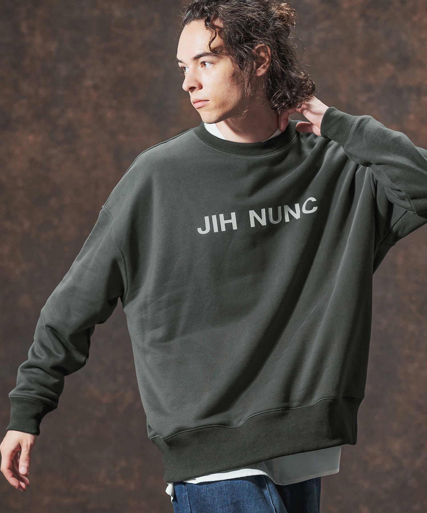 Jih Nunc(ジーヌンク)】ロゴプリント裏起毛スウェットプルオーバー(JIH