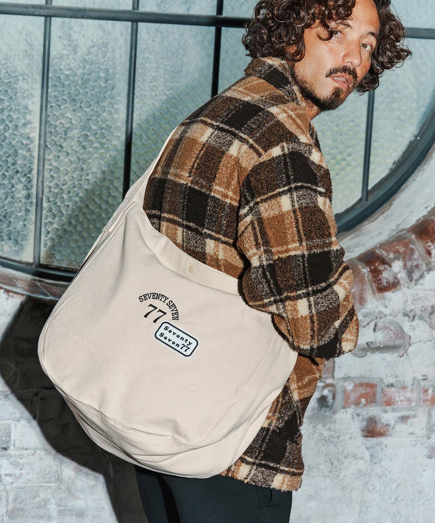 seventy seven(セブンティセブン)】embroidery newspaper bag(77arch