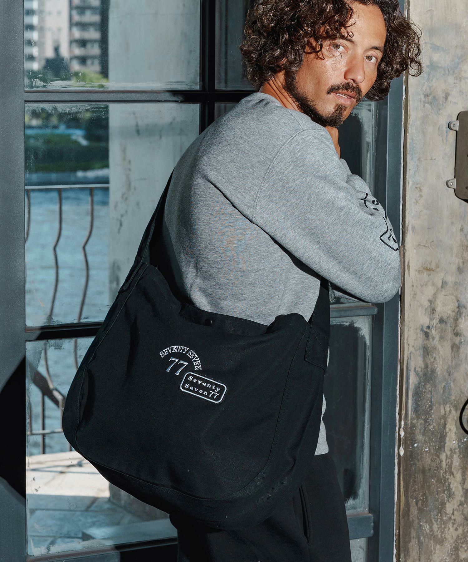 seventy seven(セブンティセブン)】embroidery newspaper bag(77arch