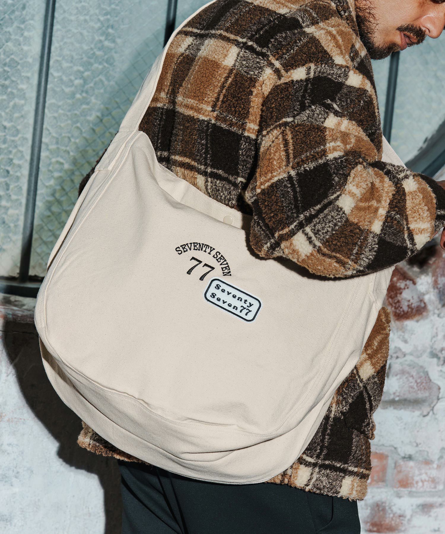 seventy seven(セブンティセブン)】embroidery newspaper bag(77arch