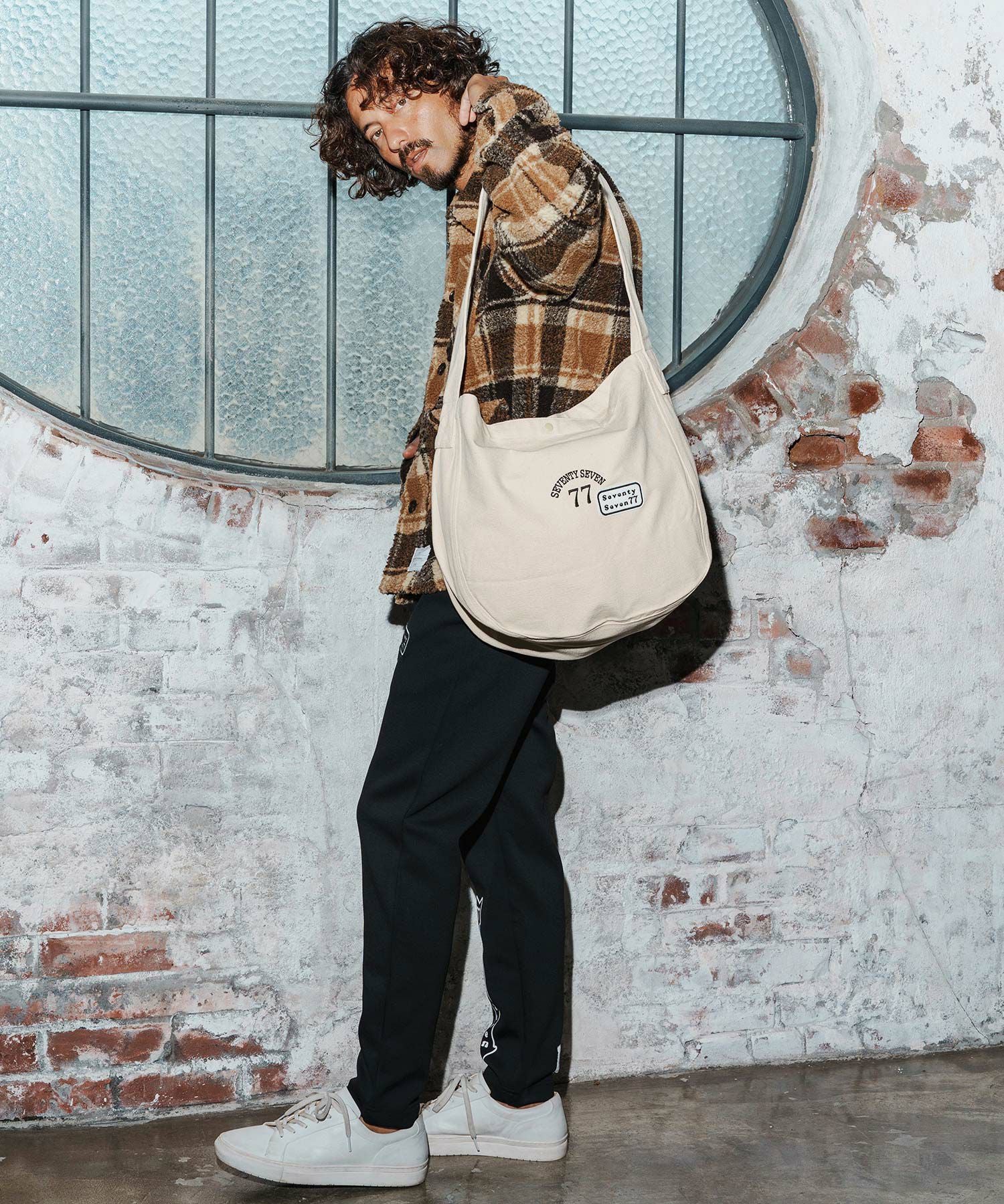 seventy seven(セブンティセブン)】embroidery newspaper bag(77arch