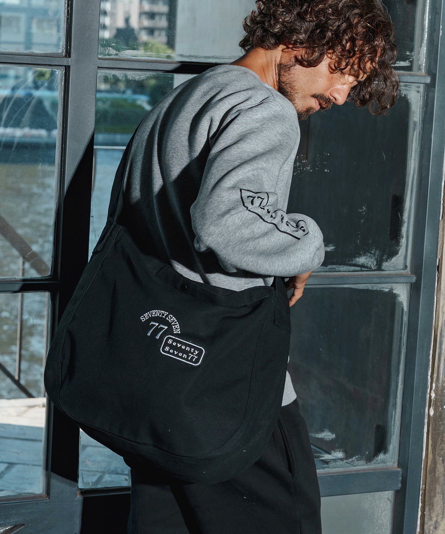 seventy seven(セブンティセブン)】embroidery newspaper bag(77arch