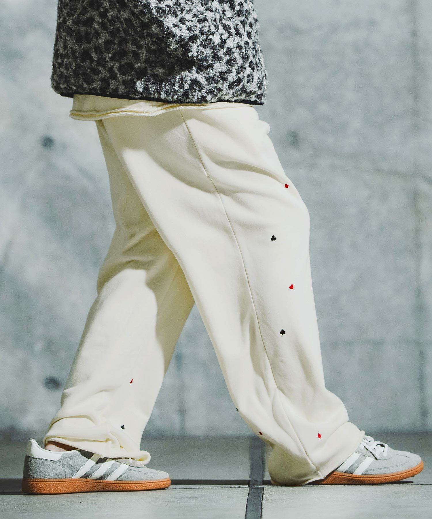 GLIMCLAP(グリムクラップ)】Card Stitch Emblem Sweat pants