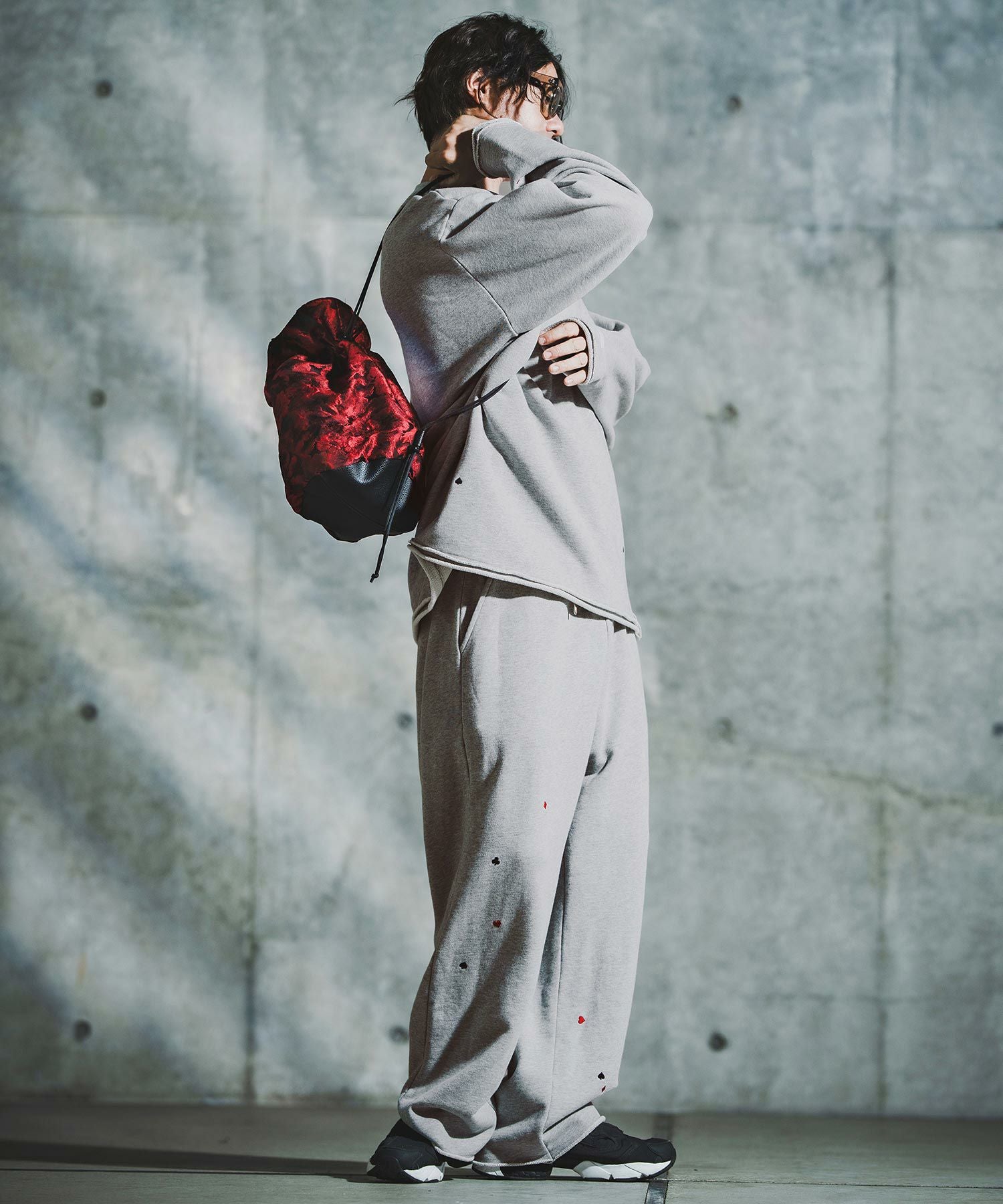 GLIMCLAP(グリムクラップ)】Card Stitch Emblem Sweat pants