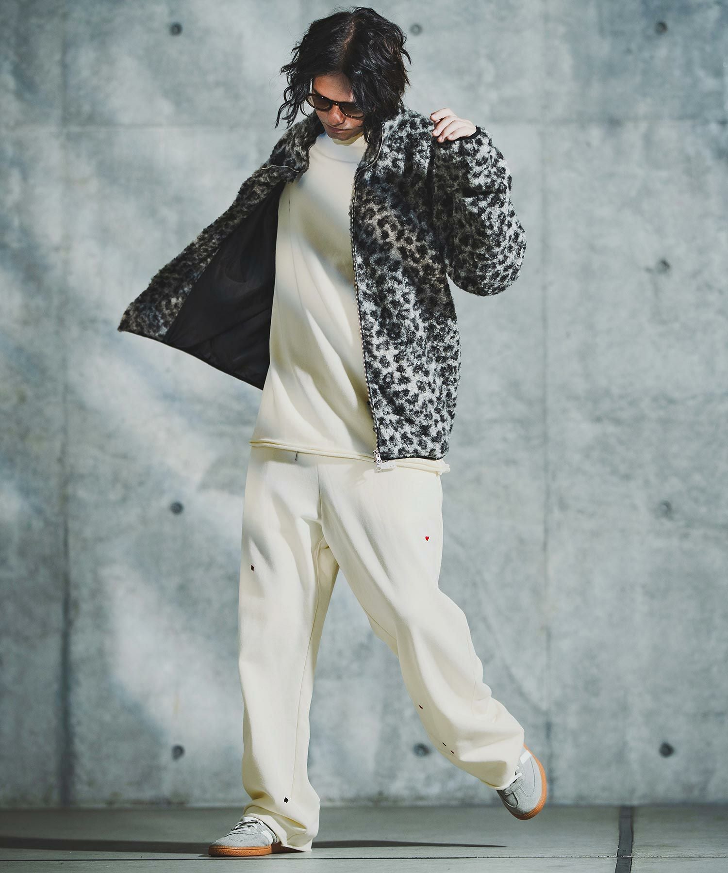 GLIMCLAP(グリムクラップ)】Card Stitch Emblem Sweat pants