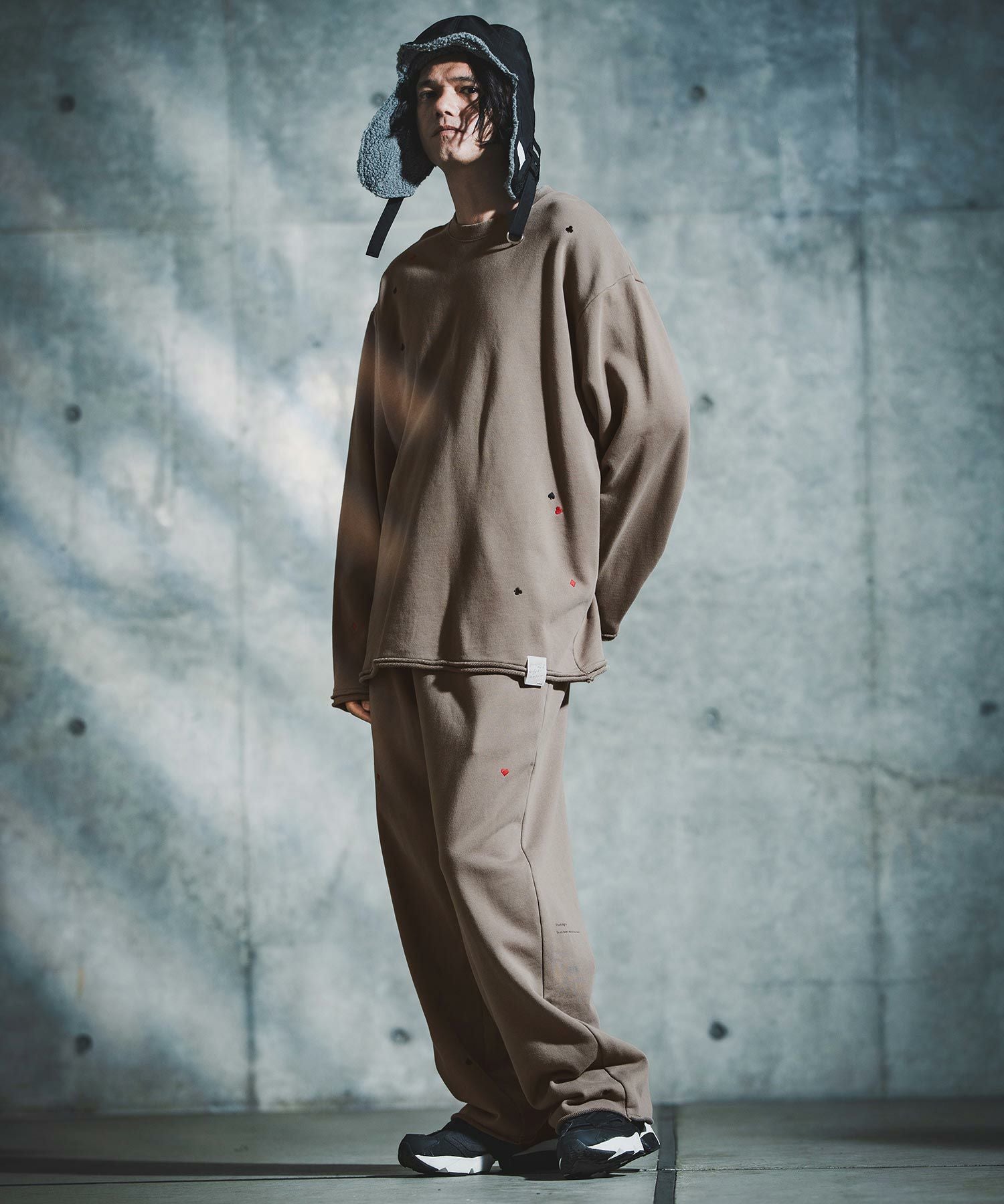 美品 GLIMCLAP グリムクラップ セットアップ パーカー パンツ L 総柄 GLIMCLAP(グリムクラップ)】Card Stitch Emblem Sweat pants