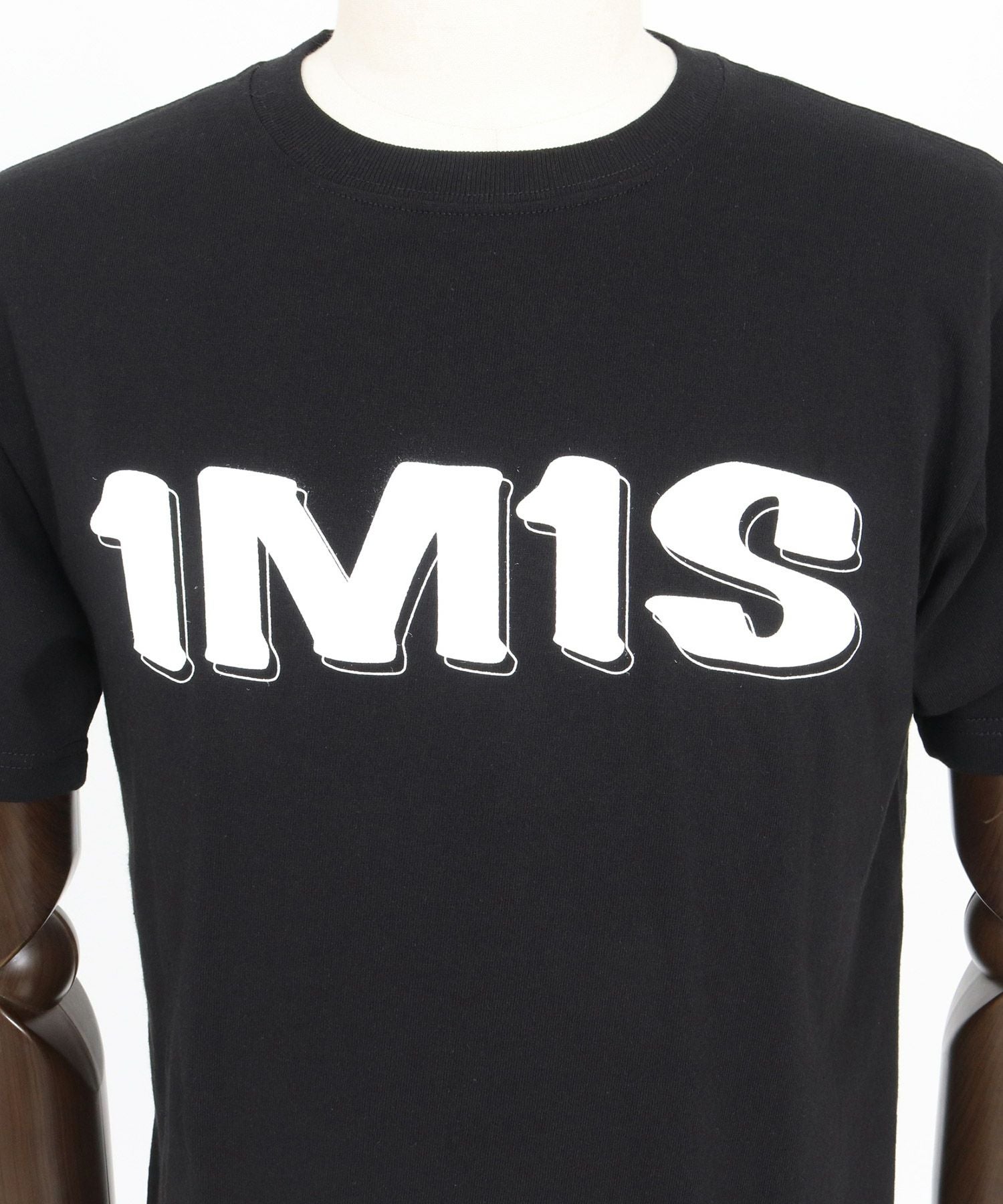 1minute 1second(ワンミニットワンセカンド)】1M1S bold print T-shirt