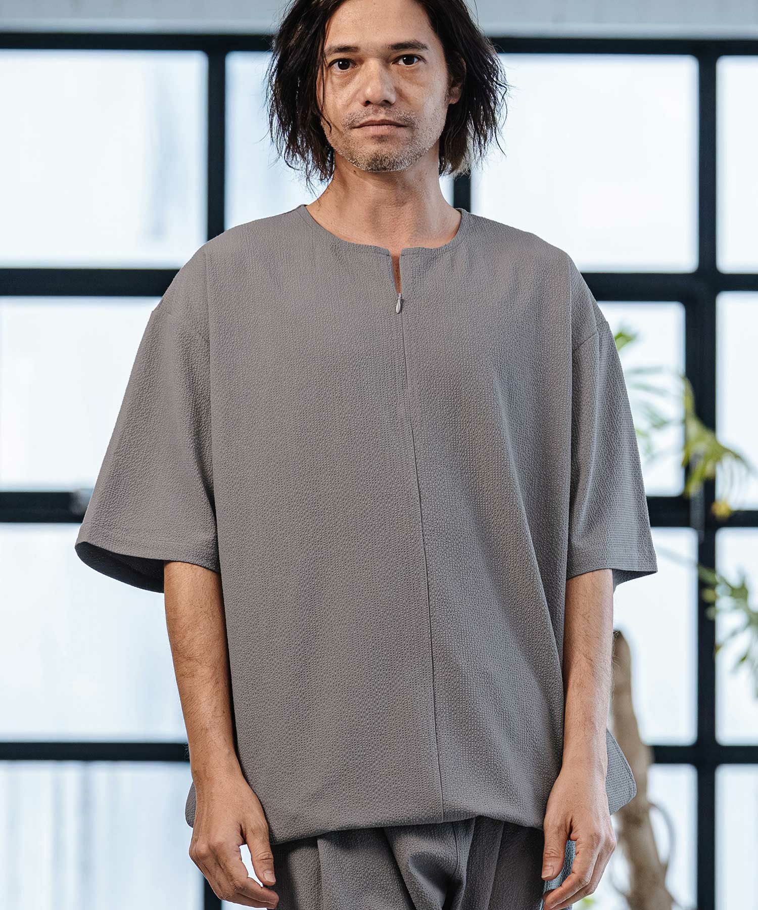 CAMBIO(カンビオ)】Stretch Seersucker Zip Henley Neck Short Sleeve