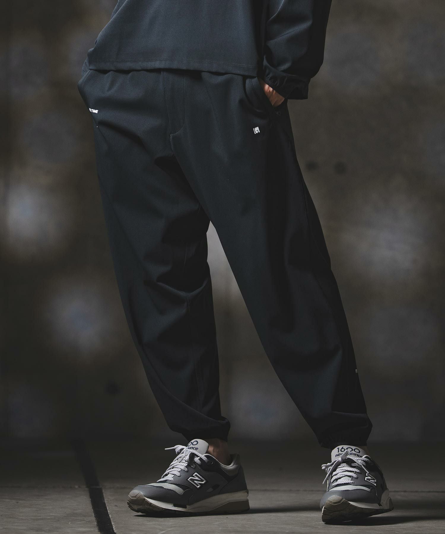 GLIMCLAP(グリムクラップ)】Airy Smooth Fabric Relaxed Fit Joggers