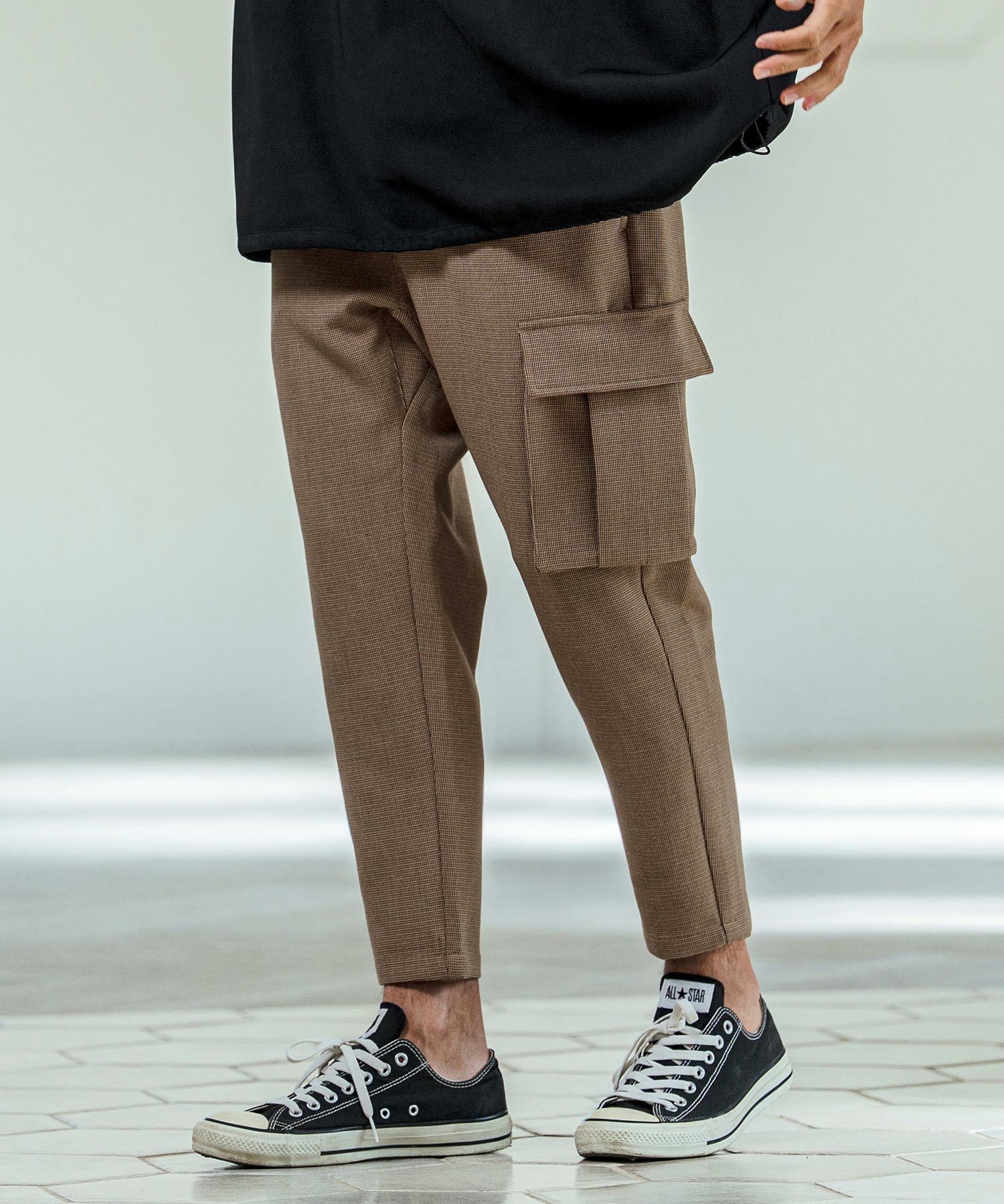 よこたわるモデル　オマージョデアンニゴーニ Magine(マージン)】Asymmetric Cargo Pocket Bonded Houndstooth Pants