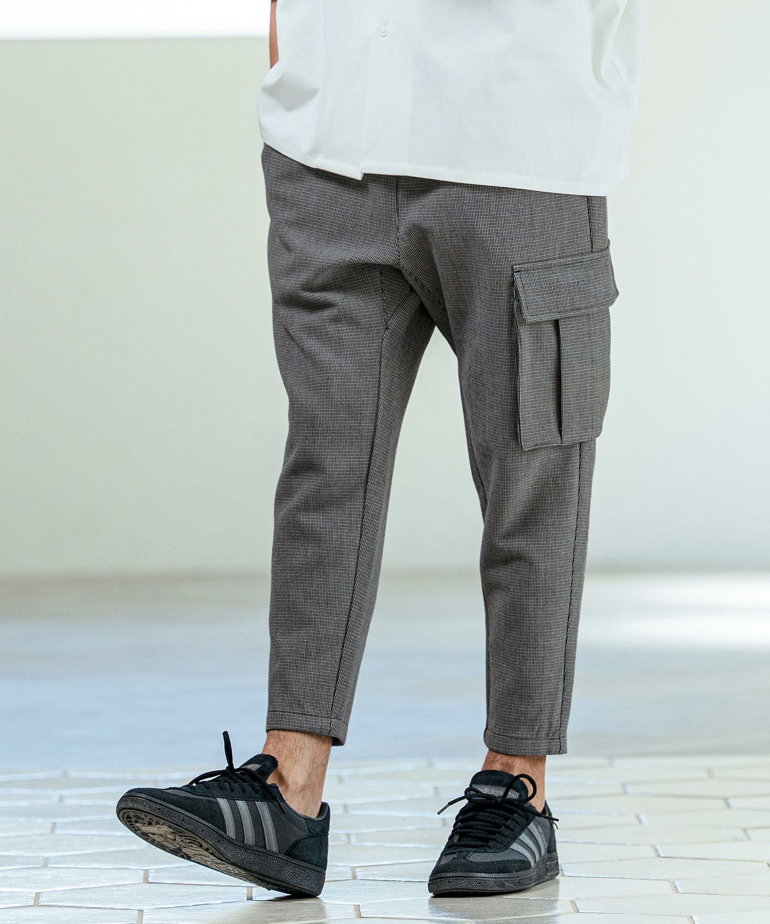 よこたわるモデル　オマージョデアンニゴーニ Magine(マージン)】Asymmetric Cargo Pocket Bonded Houndstooth Pants