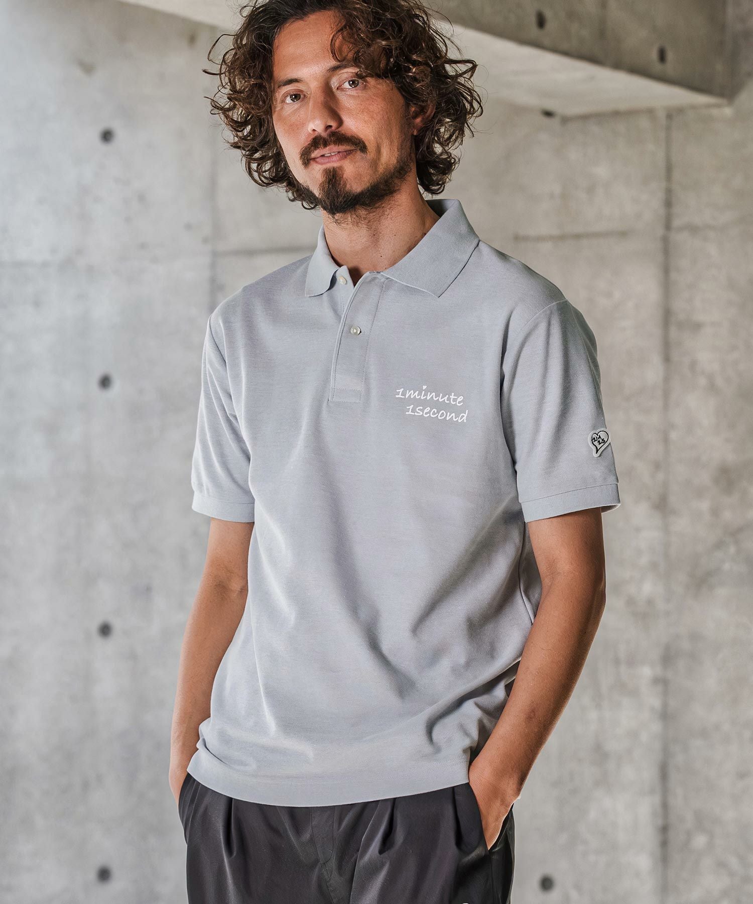 1minute 1second(ワンミニットワンセカンド)】cursive print polo