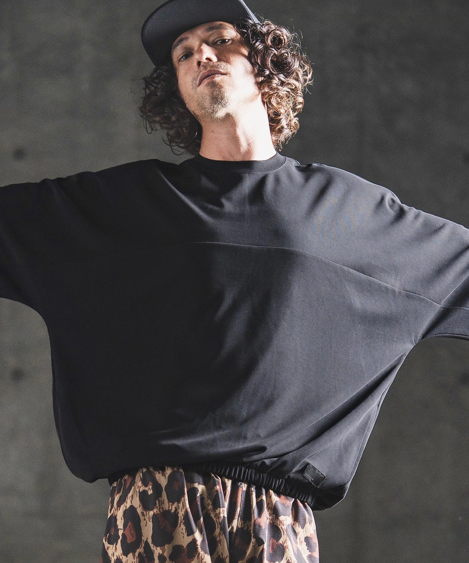GLIMCLAP(グリムクラップ)】Fluid Smooth Gathered Hem T-shirt