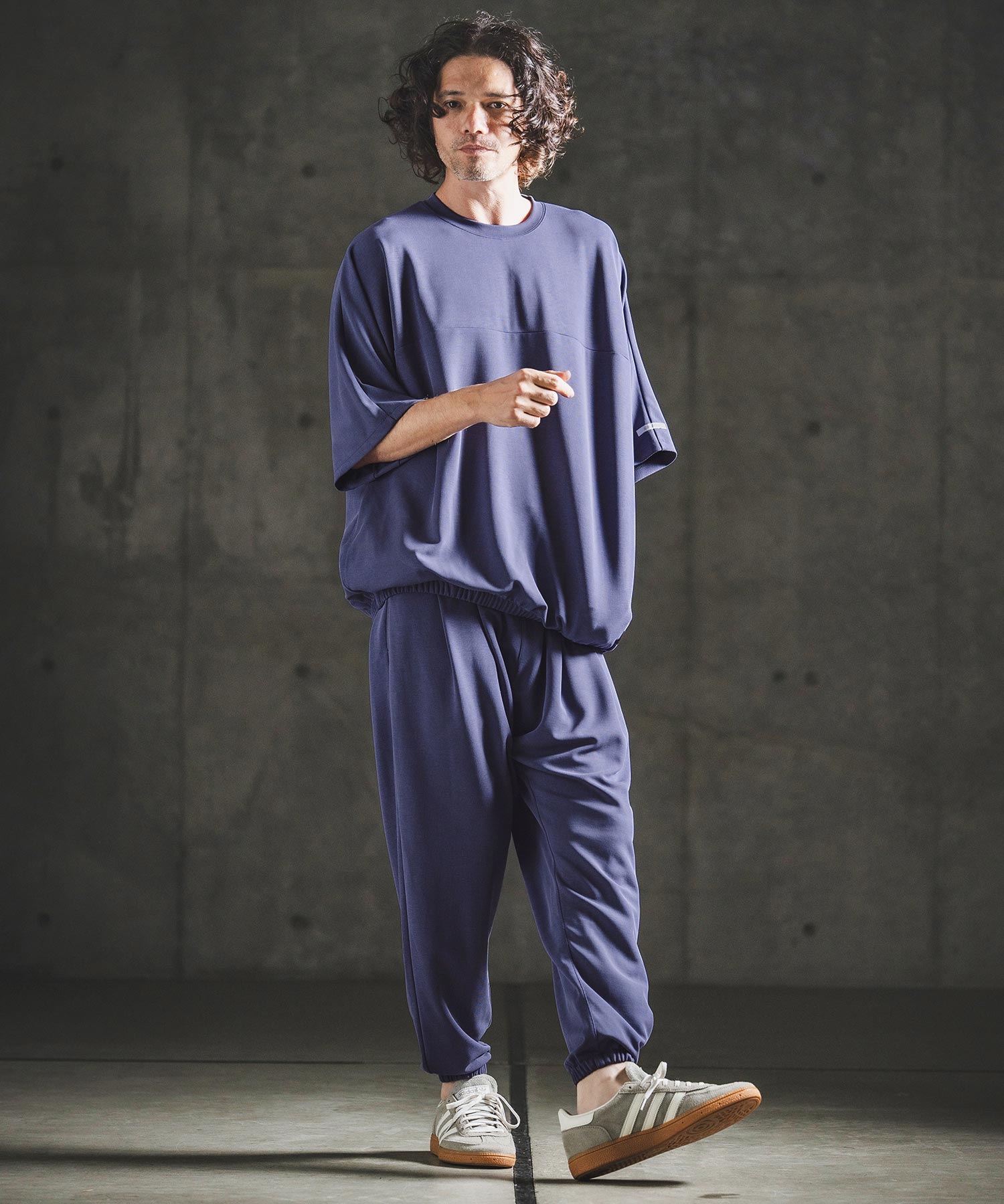 GLIMCLAP(グリムクラップ)】Fluid Smooth Gathered Hem T-shirt