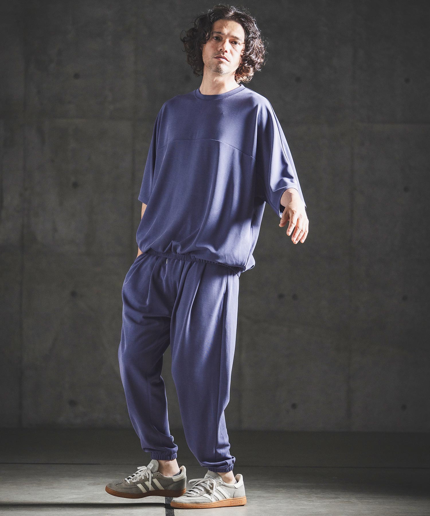 GLIMCLAP(グリムクラップ)】Fluid Smooth Gathered Hem T-shirt