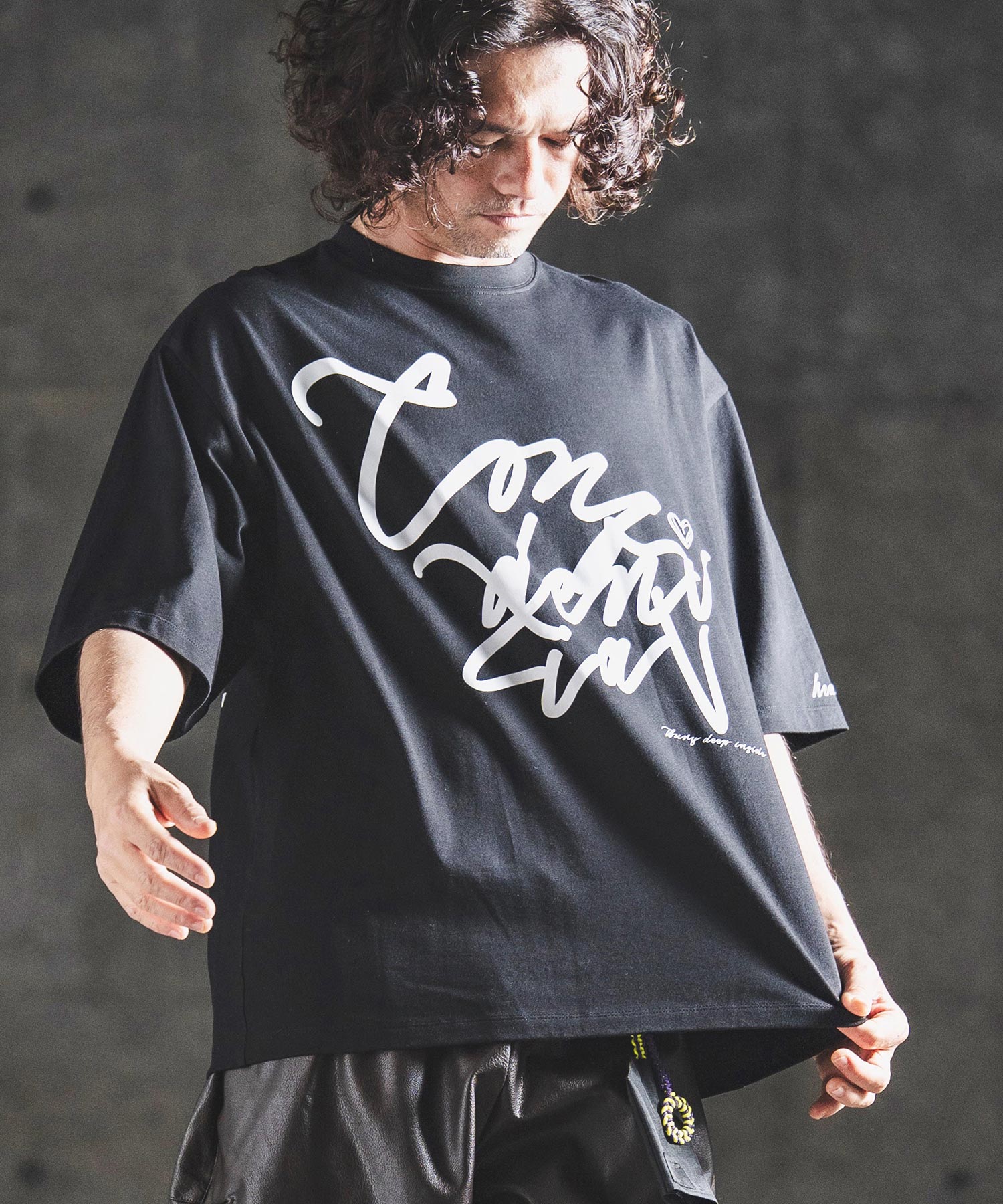 GLIMCLAP(グリムクラップ)】 Abstract Art Print T-shirt プリントT