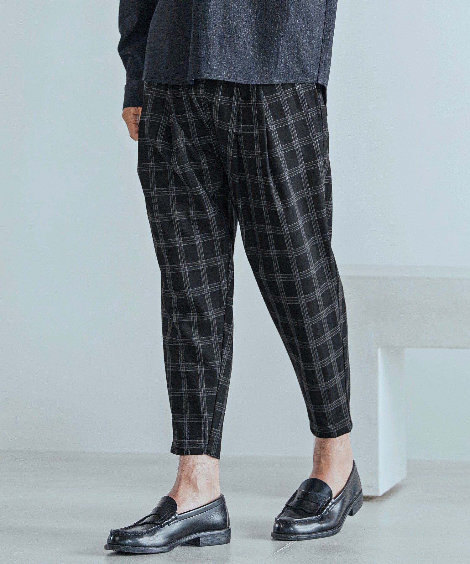 BLACK PLAID