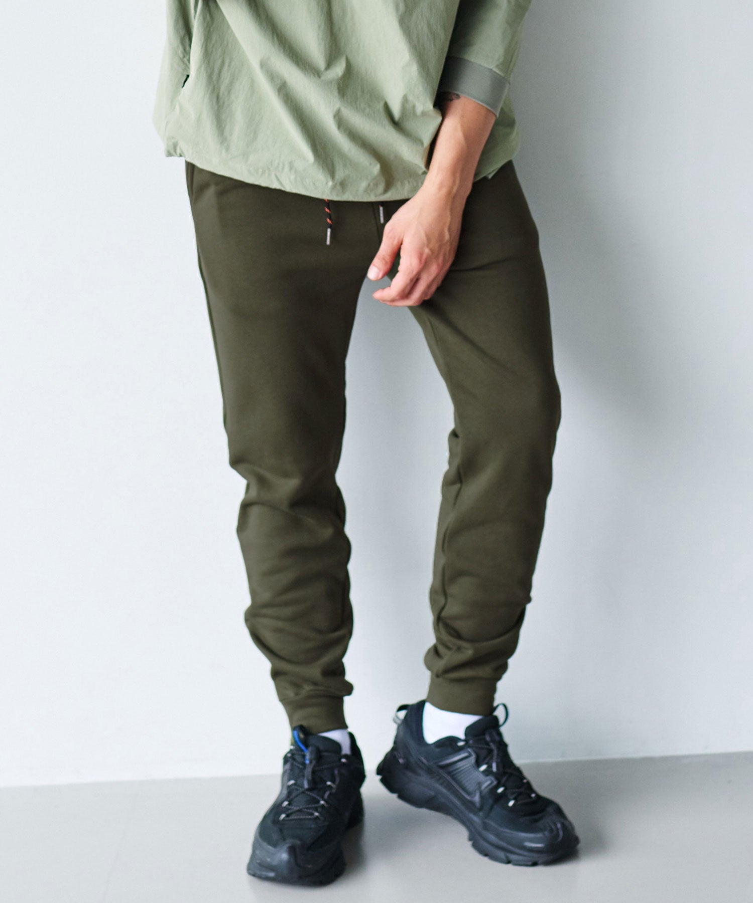 AXCXM(アクスシーム)】SOLID COMFORT - ZIP-SLIT TRACK PANTS トラック